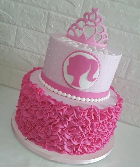 Barbie Bridal Shower Cake, Barbie Princess Birthday Party, Barbie Inspired Birthday Party, Barbie Cake 4th Birthday, Barbie 6th Birthday Party Ideas, Barbie Cake 5th Birthday, Barbie Cakes Ideas, Barbie Birthday Centerpieces, 5th Birthday Barbie Theme