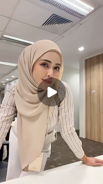 Bachelorette Party Photo, Light Makeup Looks, Simple Hijab, Hijab Fashionista, Muslim Women Fashion, Muslim Women Hijab, Beautiful Flowers Pictures, Hijab Tutorial, July 4