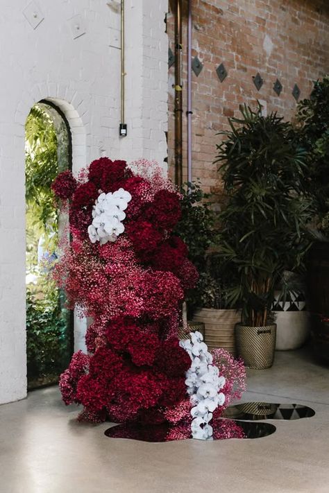 Capture the beauty of fall with these stunning wedding color palettes. From rich navy blues to soft dusty pinks, find your perfect hue here. Maroon Flowers Wedding, Monochromatic Wedding Flowers, Mob Wedding Theme, Red Flowers Arrangements, Burgundy Flower Arrangements, Red Wedding Flower Arrangements, Oxblood Wedding, Red Wedding Florals, Red Floral Arrangements