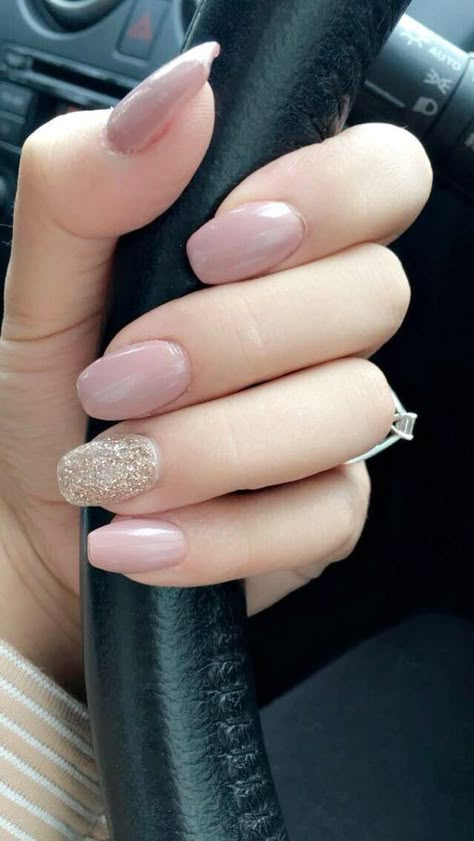 «Accent nails»: la manicura bitono que puedes hacerte tú misma Light Pink Nail Designs, Shellac Nail Designs, Squoval Nails, Light Pink Nails, Elegant Nail Designs, Crystal Reed, Wedding Nails Design, Super Nails, Shellac Nails