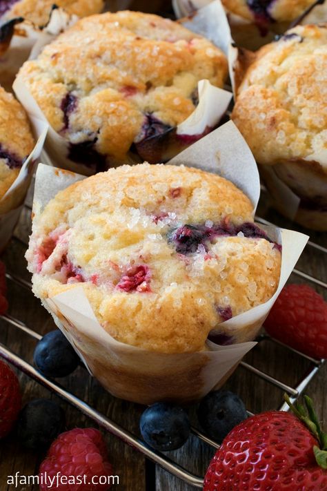 Blueberry Raspberry Muffins, Strawberry Blueberry Muffins, Sour Cream Coffee Cake Muffins, Triple Berry Muffins, Berry Muffin Recipe, Mixed Berry Muffins, Nutella Muffin, Muffins Blueberry, Morning Glory Muffins