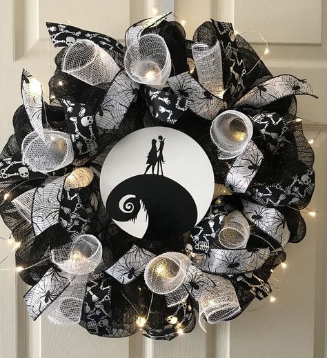 Nightmare Before Christmas Wreath, Nightmare Before Christmas Tree, Wreaths Design, Nightmare Before Christmas Decorations, Diy Halloween Wreath, Diy Halloween Decor, Nightmare Before Christmas Halloween, Adornos Halloween, Unique Christmas Ornaments