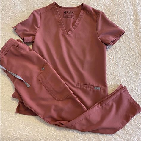 I Have A Like Brand New Xs Fig Set For Sale. Pants Are Yola Style Regular Length. Top Is Xs. Perfect Condition. Fig Scrubs Women, Brown Scrubs, Medical Student Outfit, Scrub Ideas, Cardiology Nurse, Nurse Fashion, Nurse Hairstyles, Doctor Scrubs, Scrub Style