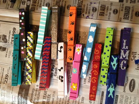 Decorated clothespins to hang pictures in my dorm room! Cheerleading Clothespins, Cheer Pegs, Cheer Clothespins Ideas, Cheer Clips, Cheer Clothespins, Cheer Good Luck Pins, Decorated Clothespins, Cheer Crafts, Painted Clothes Pins