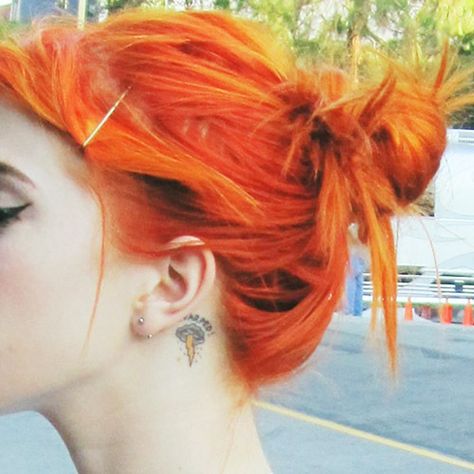 Beautiful Tangerine Hair Bright Orange Hair, Cheveux Oranges, Painting Famous, Sunset Hair, Hair Color Crazy, Pretty Females, Hayley Williams, Dye My Hair, Orange Hair