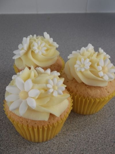 Daisy Cupcakes, Daisy Cakes, Cupcake Cake Designs, Beautiful Cupcakes, Creative Birthday Cakes, Cute Desserts, Cake Decorating Tips, Birthday Cupcakes, Cute Cakes