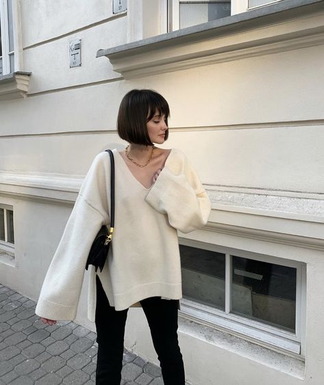 Bob Hair Outfit, Minimal Hairstyle, Catwalk Makeup, Ootd Outfit Ideas, Modern Short Hairstyles, Iconic Fashion, Street Style Winter, Haircuts For Fine Hair, Favorite Hairstyles