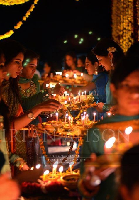 Beautiful mehndi entrance #pakistani #wedding Pakistani Mehndi Decor, Mehndi Plates, Mehndi Event, Mehendi Night, Mehndi Ideas, Mehndi Function, Pakistani Mehndi, Pakistan Wedding, Mehndi Night