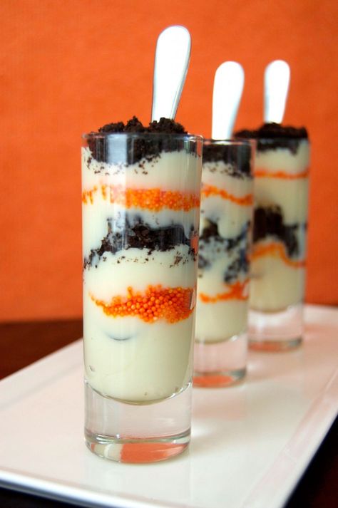 Vanilla pudding with orange sprinkles and Oreos. Could do this for other holidays too! Halloween Parfait, Halloween Punch, Halloween Fruit, Crushed Oreos, Halloween Dinner, Halloween Goodies, Halloween Cupcakes, Vanilla Pudding, Halloween Cookies