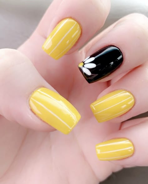 Daisy Nails Yellow, Yellow Daisy Nails, Acrylic Nails Yellow, Yellow Nail Art, Yellow Nails Design, Thanksgiving Nail Designs, Black Daisy, Nails Yellow, Nails Arts