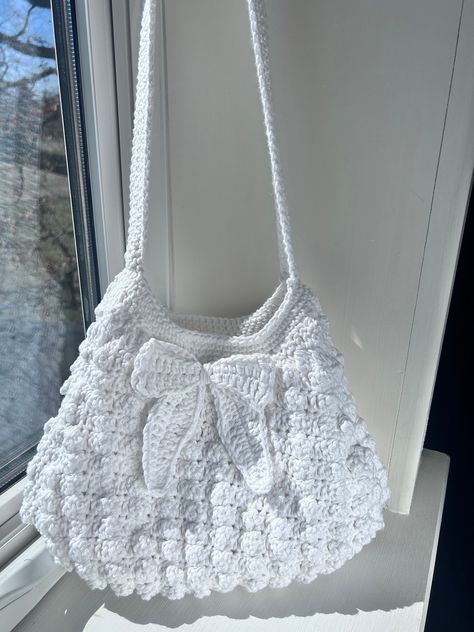 The adorable Tenley Purse is made with a thick cotton yarn to keep your valuables safe and sound. Its wide strap will take a load off your shoulders in a stylish and chic way. This handmade crochet purse styles a neutral white to accent any outfit. Snatch yours now! Purse Crochet, Estilo Taylor Swift, Handmade Purse, Kawaii Crochet, Crochet Clothing And Accessories, Girly Bags, Crochet Fashion Patterns, Crochet Purse, Quick Crochet