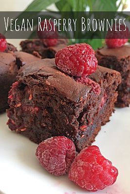 Vegan Raspberry Brownies Vegan Slice, Vegan Bakes, Vegan Blondies, Brownie Vegan, Patisserie Vegan, Raspberry Brownies, Vegan Cake Recipes, Vegan Brownie, Desserts Vegan