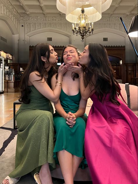 Three People Prom Poses, Prom Poses 3 Friends, Prom Picture Poses For Friends Trio, Prom Girl Group, Prom Poses For Friends Trio, Fun Prom Photoshoot Ideas, Prom Picture Ideas For Friends Group Poses, Trio Prom Poses, Prom Poses Aesthetic