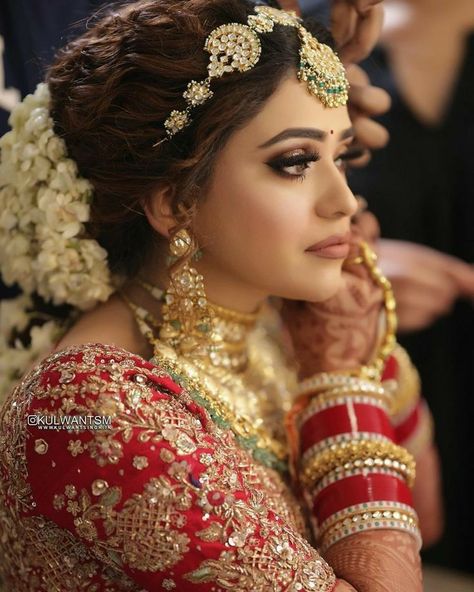 Bridal Makeup For Red Lehenga, Mangtika For Bride, Lehnga Designs Bridal, Sheeshphool Hairstyles, Sheesh Patti Hairstyles, Bridal Hairdo Indian, Bridal Wedding Outfit, Rajasthani Bride, Bridal Hairstyle Indian Wedding