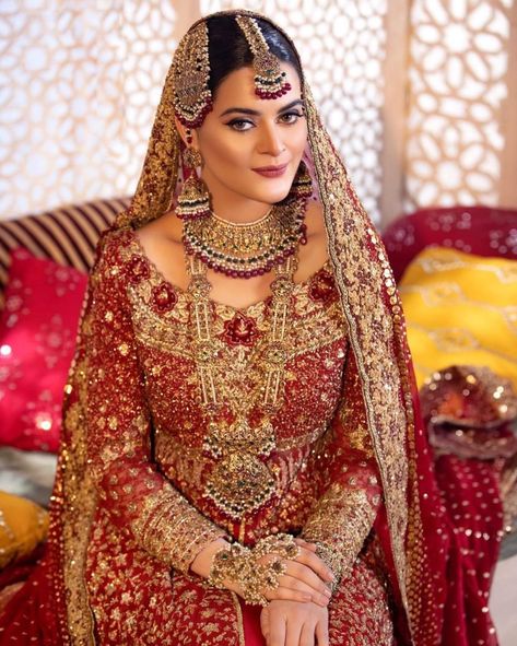 Pakistani Bridal Makeup Hairstyles, Minal Khan, Pakistani Bridal Makeup, Bride Photography Poses, Pakistani Wedding Dress, Wedding Shot, Bridal Accessories Jewelry, Hair Accessories Collection, Indian Woman