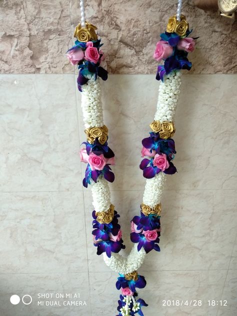 Blue orchids and Pink Roses weddings Garlands 🌿 Wedding Mala Rose, Flower Garland Diy, Indian Wedding Garland, Indian Wedding Flowers, Flower Jewelry Designs, Wedding Flower Jewelry, Garland Wedding Decor, Rose Petals Wedding, Flower Garland Wedding