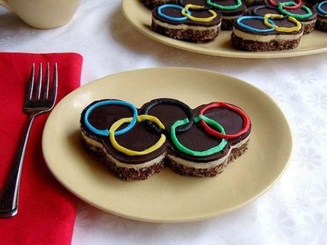 17 Olympic Dessert Recipes That Get Your Head In The Games - Brit + Co Olympics Food, Olympic Desserts, Olympic Party Food, Olympic Food, Nanaimo Bar Recipe, Olympics Party, Olympic Crafts, Nanaimo Bars, Olympic Party