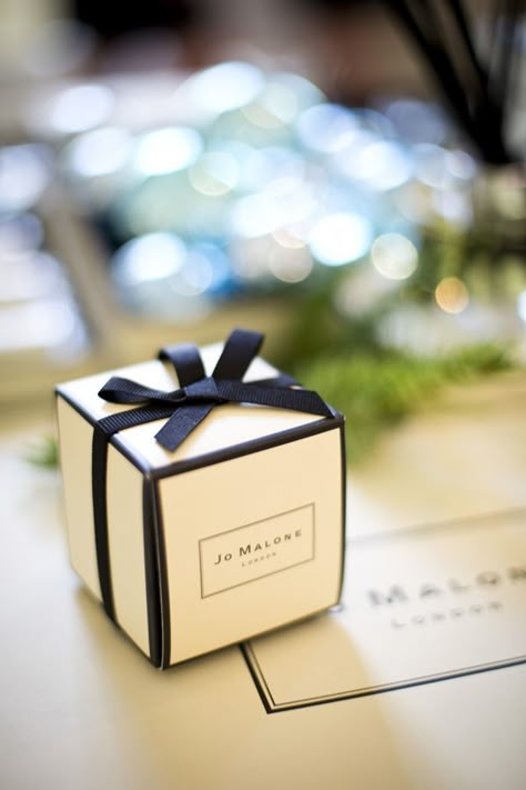 Jo Malone Branding, Jo Malone Packaging, Perfume Packaging, Best Wedding Favors, London Christmas, Jo Malone, Candle Packaging, Wedding Gifts For Guests, Luxury Candles