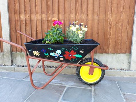 Upcycled wheelbarrow Wheelbarrow Upcycle Ideas, Painted Wheelbarrow, Painted Wheelbarrow Ideas, Rustic Wheelbarrows, Wheelbarrow Planter, Fairy Garden Pots, Wheelbarrow Garden, Small Front Yard, Small Front Yard Landscaping