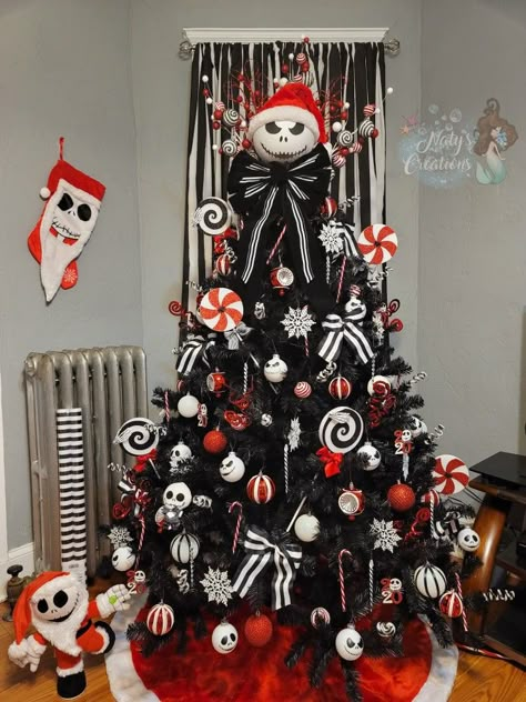 Black Xmas Tree, Black Christmas Decorations, Nightmare Before Christmas Tree, Halloween Christmas Tree, Nightmare Before Christmas Ornaments, Christmas Tree Inspo, Nightmare Before Christmas Decorations, Tree Themes, Creepy Christmas