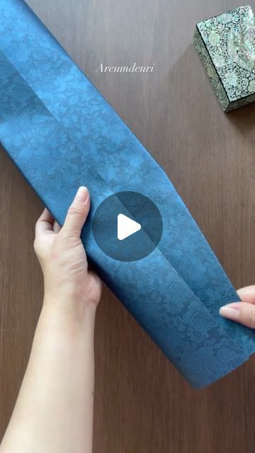 How To Wrap A Gift, Gift Wrapping Hacks, Pretty Gift Wrapping, Wrapping Hacks, Ribbon Wrapping, Pretty Gift Wrapping Ideas, Gift Wrapping Techniques, Wrapping Techniques, Holiday Wrapping