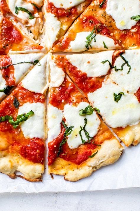 Margherita Pizza Recipe, No Yeast Pizza Dough, Pizza Margarita, Margarita Pizza, Quick Pizza, Easy Tomato Sauce, Pizza Margherita, Pizza Recipes Easy, Crust Pizza