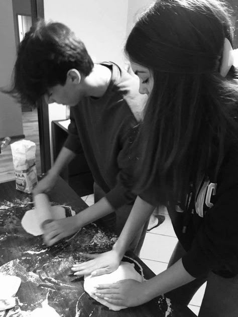 Baking With Boyfriend Aesthetic, Cooking With Boyfriend Pictures, Cute Couple Baking, Baking Together Couple, Baking Aesthetic Couple, Couples Cooking Aesthetic, Baking Couple Aesthetic, Couples Baking Together, Cooking Aesthetic Couple