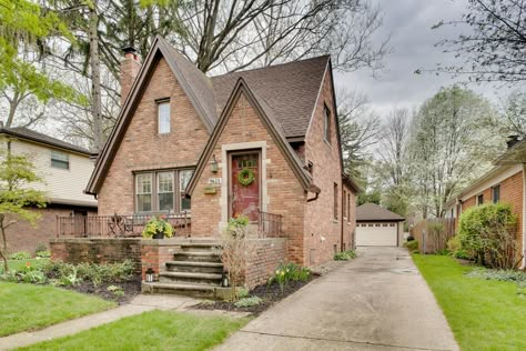 Small Tudor House, Brick Tudor Exterior, Brick Tudor House, Small Tudor Style Homes, Brick Tudor, Brick Ranch Houses, Cottage House Exterior, Cottage Tiny House, Brick Cottage