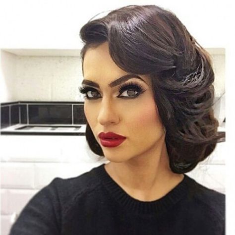 #moviehair #hairdo # #hairandmakeup #makeup #brunette #bigeyes #redlips #redlipstick #50shair #50s #50smakeup Popular Short Haircuts, Pinup Hair, Retro Hair, Amazing Makeup, Pin Up Hair, Pinterest Hair, Simply Lovely, Red Lipstick, Gorgeous Makeup