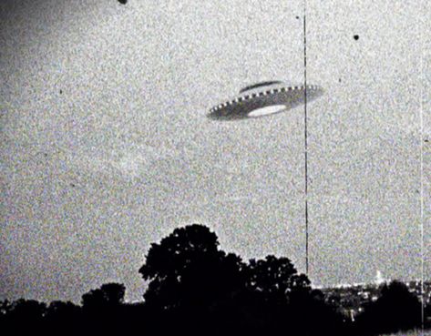 Collection of historic vintage UFO photos - Nexus Newsfeed Project Blue Book, Curiosity Rover, Unidentified Flying Object, Montgomery Alabama, Fear Of Flying, Aliens And Ufos, Ufo Sighting, Space Poster, Flying Saucer