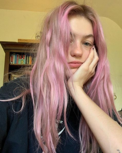 Olivia Scott Welch (@welchwelchwelchwelch) • Instagram photos and videos Olivia Scott Welch, Olivia Welch, Rory And Jess, Model Inspo, Attractive People, Pink Hair, Pretty Woman, Hair Inspo, Pretty People