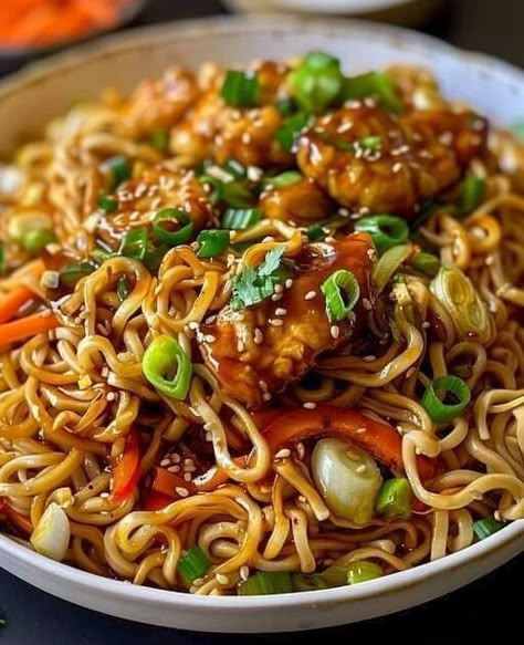 Gebratene Nudeln mit 200g Hähnchenfleisch und 150g Woknudeln - Kochen Mit Uns Asian Noodles, High Protein Low Carb, Food Test, Cheeseburger, Weight Watchers, Family Meals, Asian Recipes, Food Inspiration, Mexican Food Recipes