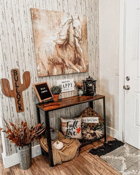 See more on Instagram @chelseyswesternvibes! Southwestern entryway! #southwesternstyle #southwestern #westernstyle #westerndecor #rusticranch #ranchstyle #rusticdecor #entryway Wooden Western Decor, Ranchero Style House, Rodeo House Decor, Western Foyer Entryway, Western Entryway Ideas, Western Entryway Decor, Southwest Homes Interior, Western Fall Decor, Western Entryway