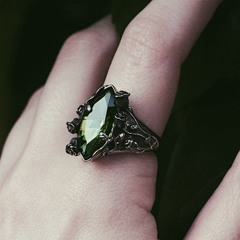 Slytherin Ring, Queen Of Shadows, Slytherin Fashion, Dark Green Aesthetic, Slytherin Aesthetic, Fantasy Jewelry, Jewelry Inspo, Simple Jewelry, Green Aesthetic