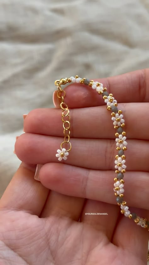 Check more at https://howcandothis.com/diyideas/25070/ Flower Bead Bracelet Pattern, Flower Bead Necklace Diy, Flower Bead Pattern, How To Make Flower Bead Bracelet, Flower Bead Bracelet Tutorial, Bead Bracelet Design Ideas, Bracelet Beads Ideas, Flower Beaded Jewelry, Jewelry Ideas To Make