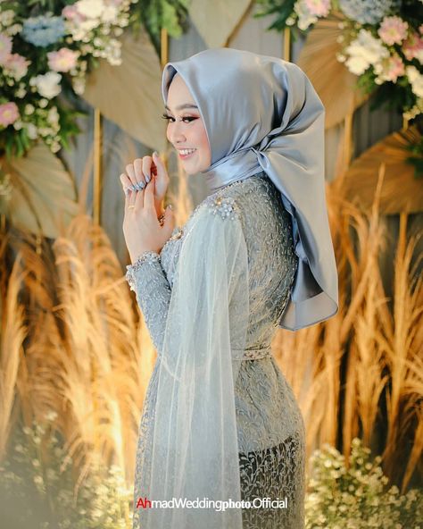 Pose Lamaran Engagement, Pose Tunangan, Pose Lamaran, Modern Engagement Photos, Pose Pengantin, Pose Prewedding, Pose Wedding, Hijabi Brides, Hijab Dress Party