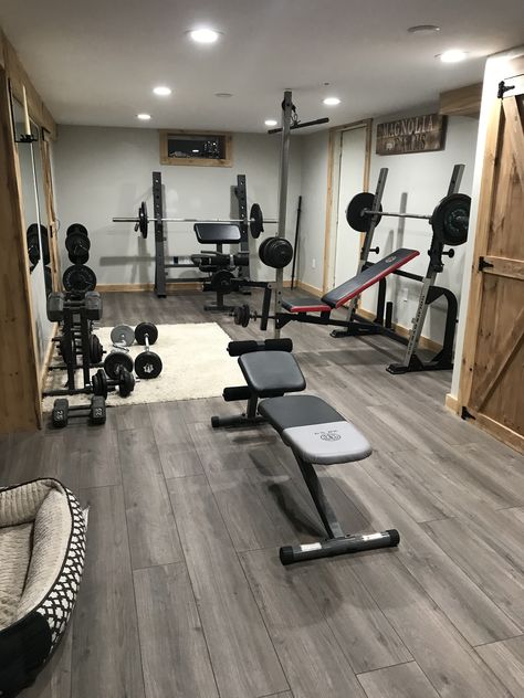 Ranch basement home gym Home Gym Setup Basement, Home Gym Asethic, Classy Home Gym, Home Weight Room, House Gym Room, Gym In House, House Gym Ideas, Small Gym Design, Farmhouse Gym