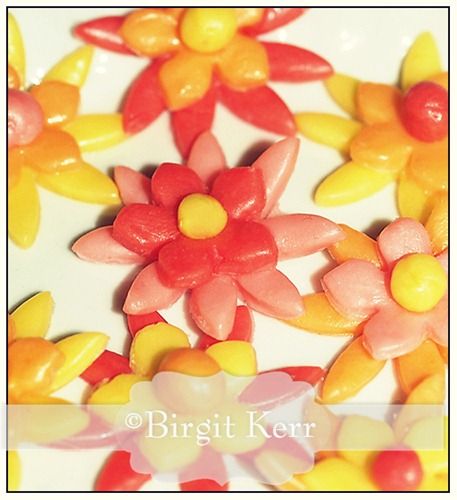 .:4th Anniversary: Fruit/Flowers:. Starburst Flowers Starburst Candy, Ladybug Cakes, Fondant Creations, Dream Dessert, Candy Creations, Easy Flowers, Candy Food, Candy Ideas, Cinderella Cake