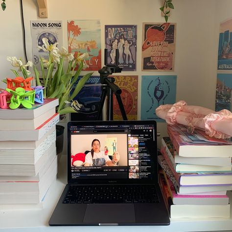 You Tuber Aesthetic, Youtubing Aesthetic, Book Influencer Aesthetic, Filming Aesthetic Youtube, Book Haul Aesthetic, Booktuber Aesthetic, Youtuber Aesthetic Life, Watching Youtube Aesthetic, Booktube Ideas