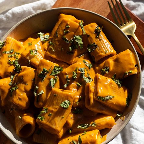 Protein Sweet Potato, Harissa Pasta, Avocado Skillet, Protein Pasta Recipes, Uni Meals, Vegan High Protein, Tofu Pasta, Sweet Potato Pasta, Protein Vegetarian