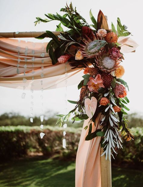 Get inspired by this tropical Maui destination wedding. Maui Destination Wedding, Fall Wedding Arches, Orange Wedding Colors, Rustic Wedding Decorations, Wedding Color Trends, Flowers And Greenery, Reception Centerpieces, Hawaiian Wedding, Maui Weddings