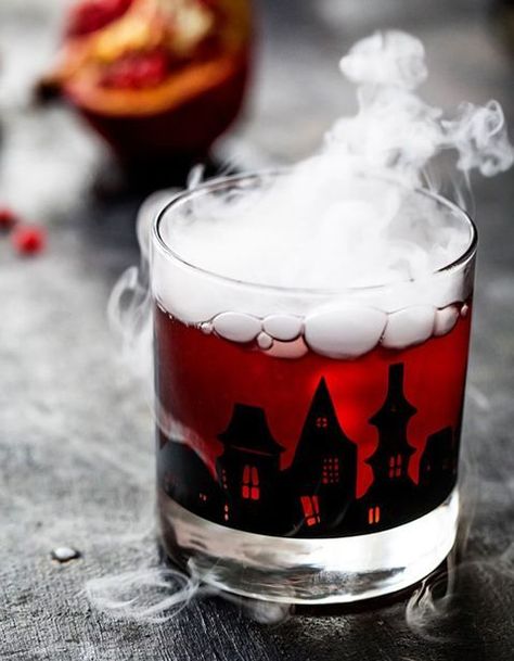 15 idées de cocktails d’Halloween ensorcelants - Elle à Table Red Alcoholic Drinks, Punch Halloween, Punch Recipes For Kids, Halloween Punch Recipes, Pasteles Halloween, Halloween Punch, Punch Drinks, Cocktail Photography, Party Punch