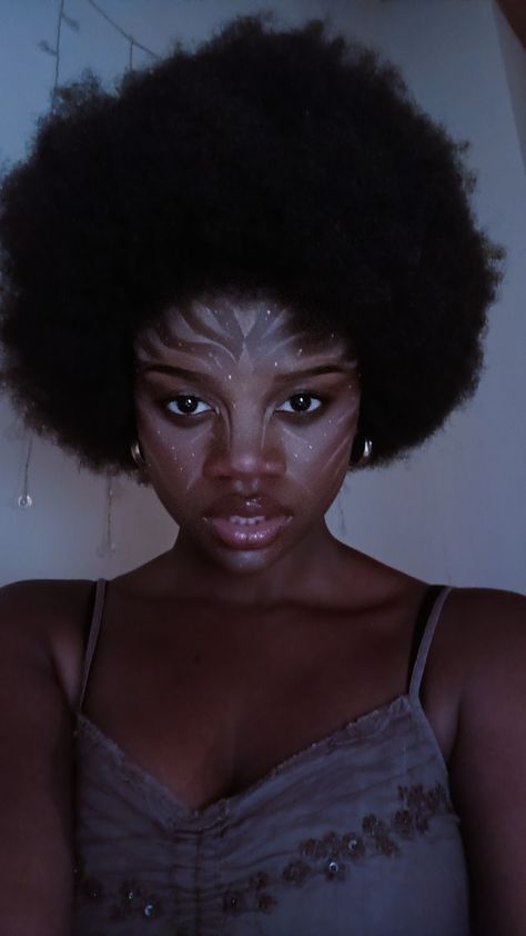 Makeup na'vi avatar way of water pandora neytiri darkskin black fantasy Skin Tone Avatar Makeup, Avatar Navi Makeup, Human Avatar Makeup, Avatar Makeup Look Simple, Avatar Makeup Halloween, Neytiri Cosplay, Avatar Make Up, Avatar Inspired Outfits, Avatar Inspired Makeup