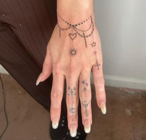 Tiny Tats, Henna Inspired Tattoos, Armband Tattoos, Hand And Finger Tattoos, Henna Tattoo Hand, Pretty Hand Tattoos, Sharpie Tattoos, Tattoos For Black Skin, Hand Tattoos For Women