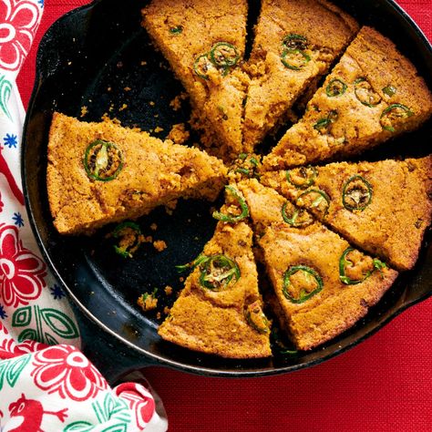 the pioneer woman's jalapeno cornbread recipe Jalapeño Cornbread Recipe, Jalapeño Corn, Hearty Chili Recipe, Jalapeño Cornbread, Thanksgiving Appetizer, Hearty Chili, Sweet Cornbread, Bbq Sides, Backyard Grilling