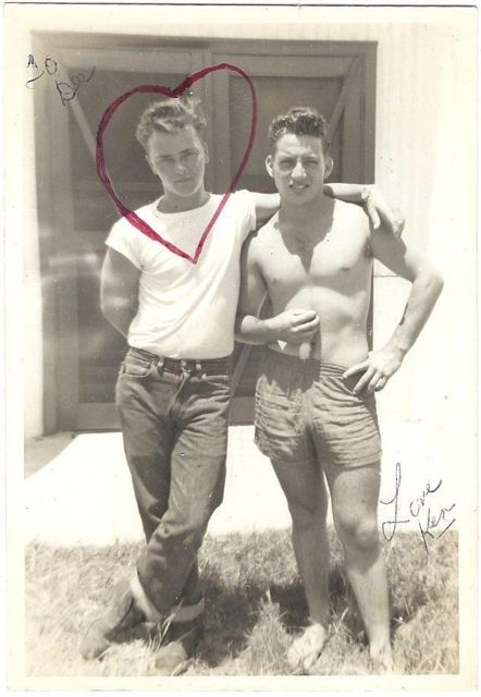 Cute couple, 1950s Couples Vintage, Gay History, Lgbtq Funny, Vintage Couples, Gay Aesthetic, Vintage Portraits, Young Men, Gay Love, Man Photo