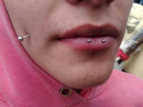 Horizontal Labret Horizontal Labret Piercing, Double Vertical Labret, Horizontal Lip Piercing, Dolphin Bites Piercing, Dolphin Bites, Piercing Boca, Bathroom Vibes, Lip Piercings, Face Piercings