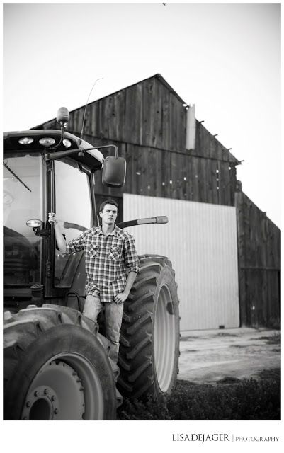 Tractor Senior Pictures, Farm Senior Pictures, Boy Senior Pictures, Senior Pictures Boys Outdoors, Poses For Guys, Boy Senior Portraits, Senior Pictures Boy Poses, Sr Pictures, Outdoor Senior Pictures