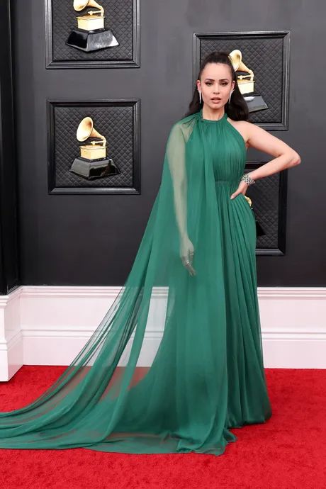 Grammys 2022, 2022 Red Carpet, Sophia Carson, Elle King, Grammys Red Carpet, Valentino Couture, Carpet Looks, Sofia Carson, Red Carpet Dresses