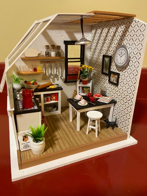 This is one of my fav creations, right down to the strawberry pie! Kitchen Diorama, Dollhouse Decorating, Mini Doll House, Doll House Crafts, Strawberry Pie, Miniature Rooms, Mini Kitchen, Kitchen Models, Dollhouse Kits